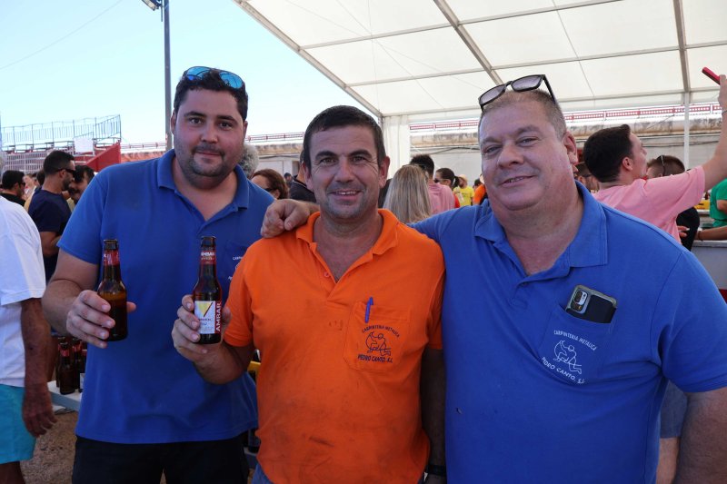 GALERIA DE FOTOS de l'estrene del BARET de les festes de DUANES: gran ambient, “botellins” a caixes i, a més… bous a la mar GALERIA DE FOTOS de l'estrene del BARET de les festes de DUANES: gran ambient, “botellins” a caixes i, a més… bous a la mar